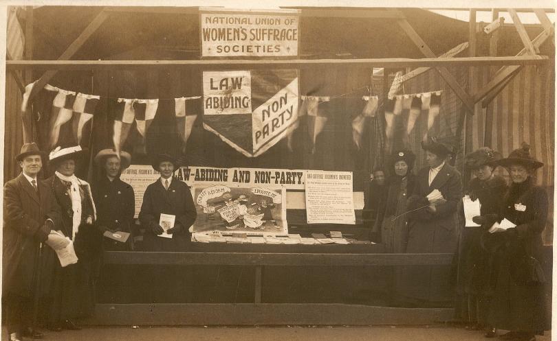 1920- Wiki- Suffrage-Pilgrims-NUWSS-Stall-Photo