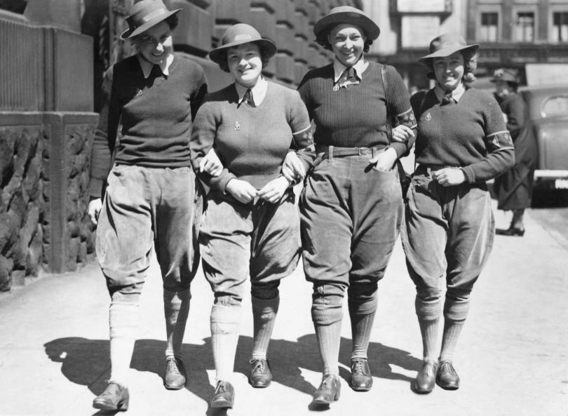 1942-JS66335326-Land Army Girls in Reading