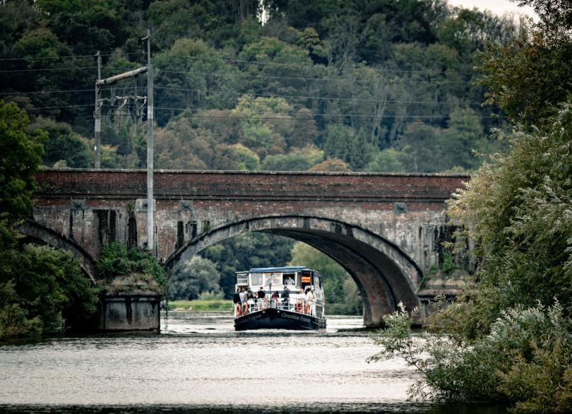 boat going through gate hampton bridge