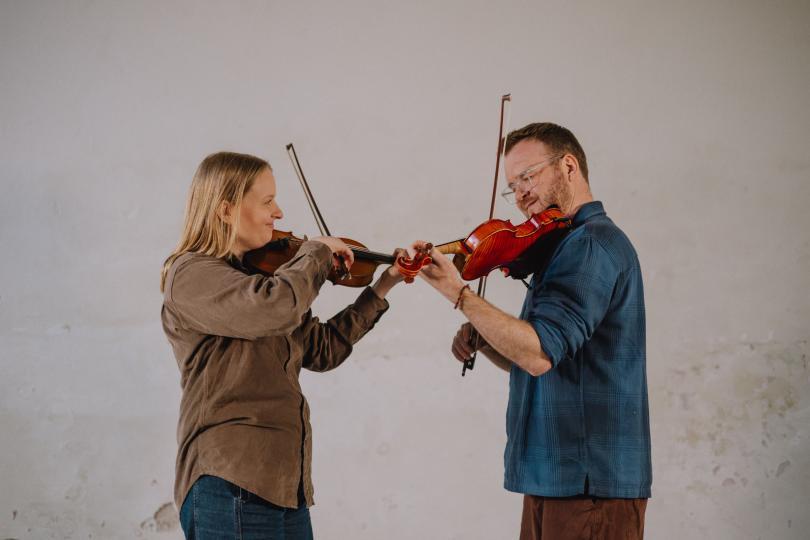 Photo of Sam Sweeney and Grace Smith playing their violins