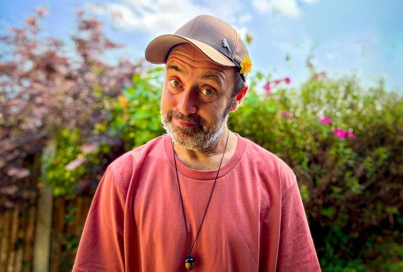Musician Beans on Toast in a red t-shirt and dirty-white baseball cap