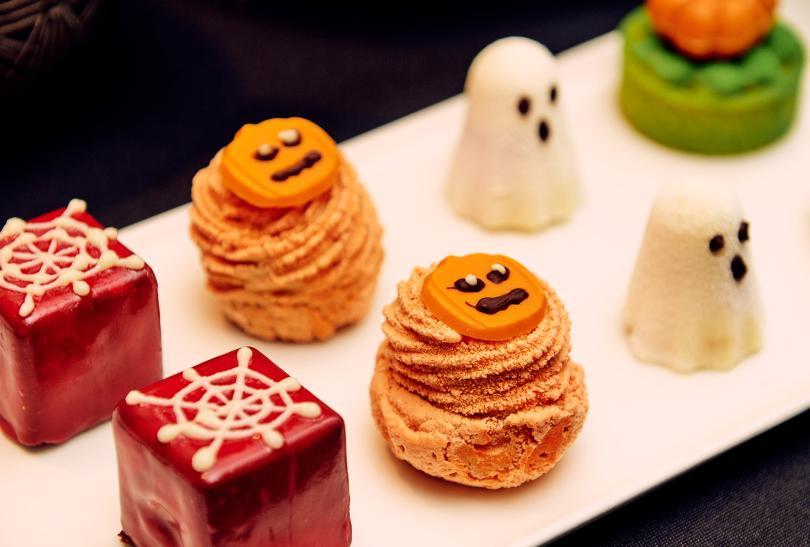 Halloween-themed mini cakes