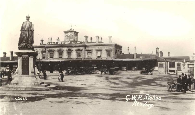 Black and white photograph of Reading Station in the 1900's