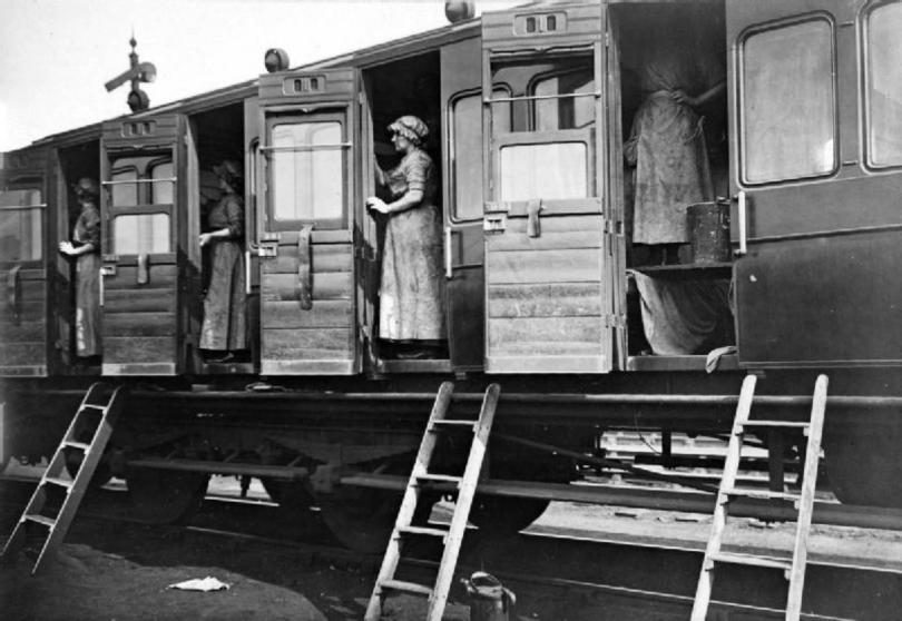 women at work on a train during the First World War