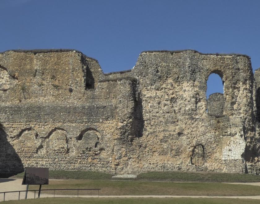 Photo of the ruins of Reading Abbey showing the wall between the Dormitory area and the Chapter House