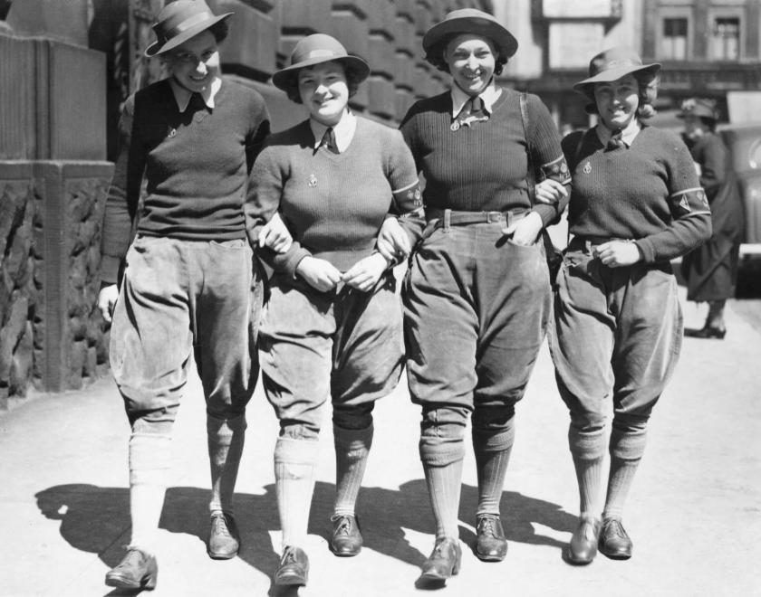 1942-JS66335326-Land Army Girls in Reading
