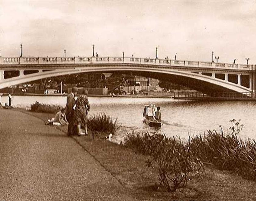 1930s photo of Reading Bridge