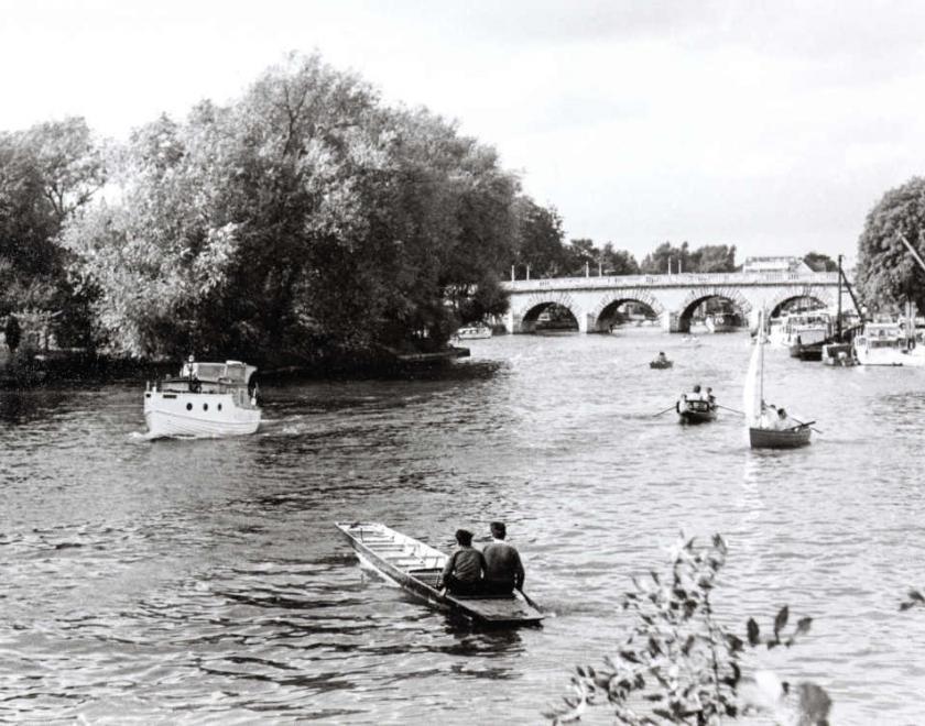 Scene of boats on the River Thames with bridge in the distance