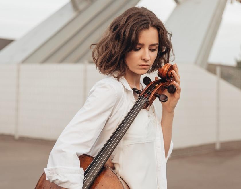 Anastasia Kobekina holding her cello