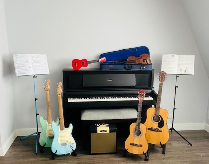 Collection of musical instruments in a teaching room