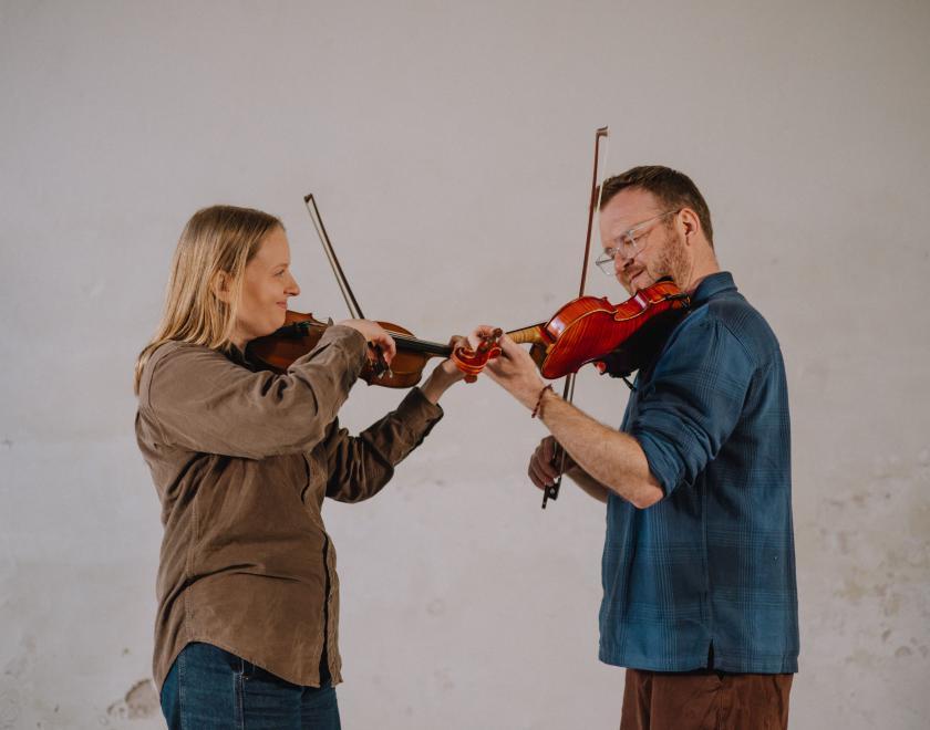 Photo of Sam Sweeney and Grace Smith playing their violins