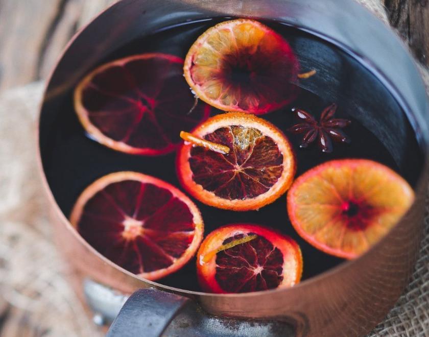 Mulled wine with oranges