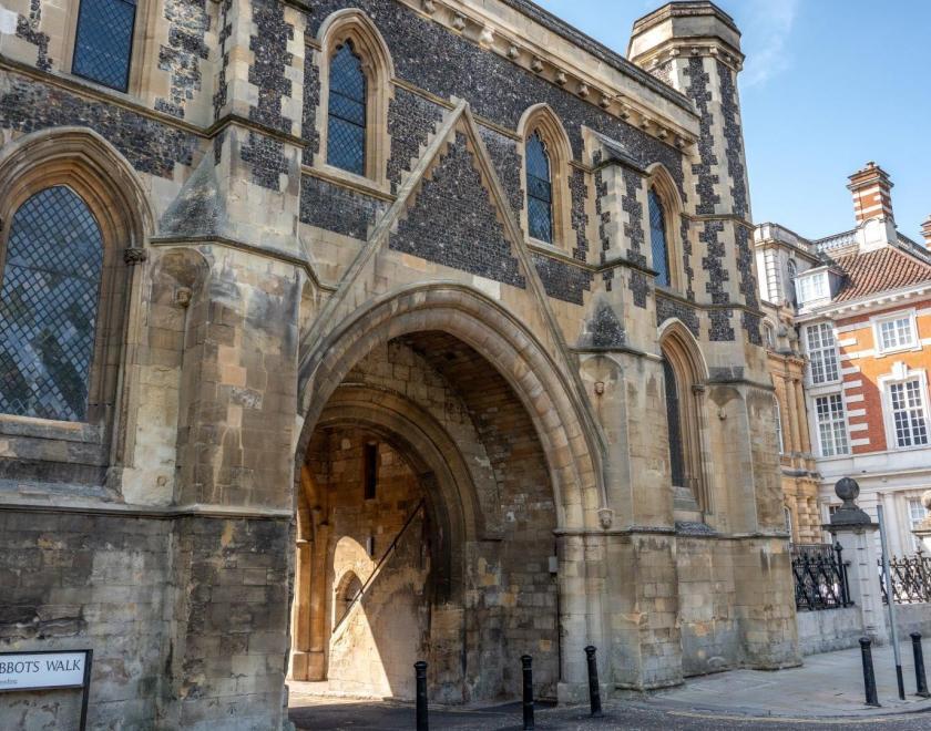 Photo of Reading Abbey gateway