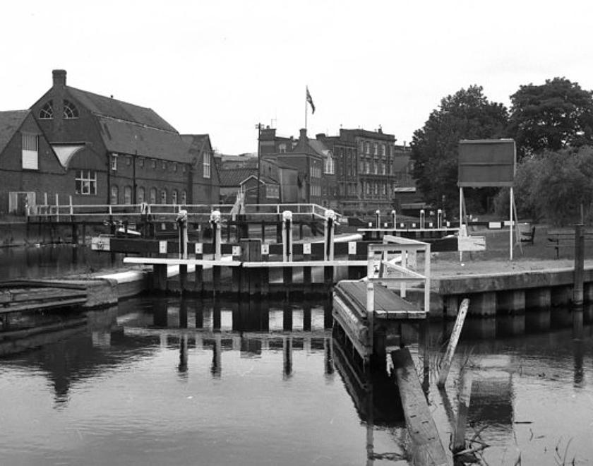 County Lock, River Kennet, Reading with Simonds brewery buildings in background