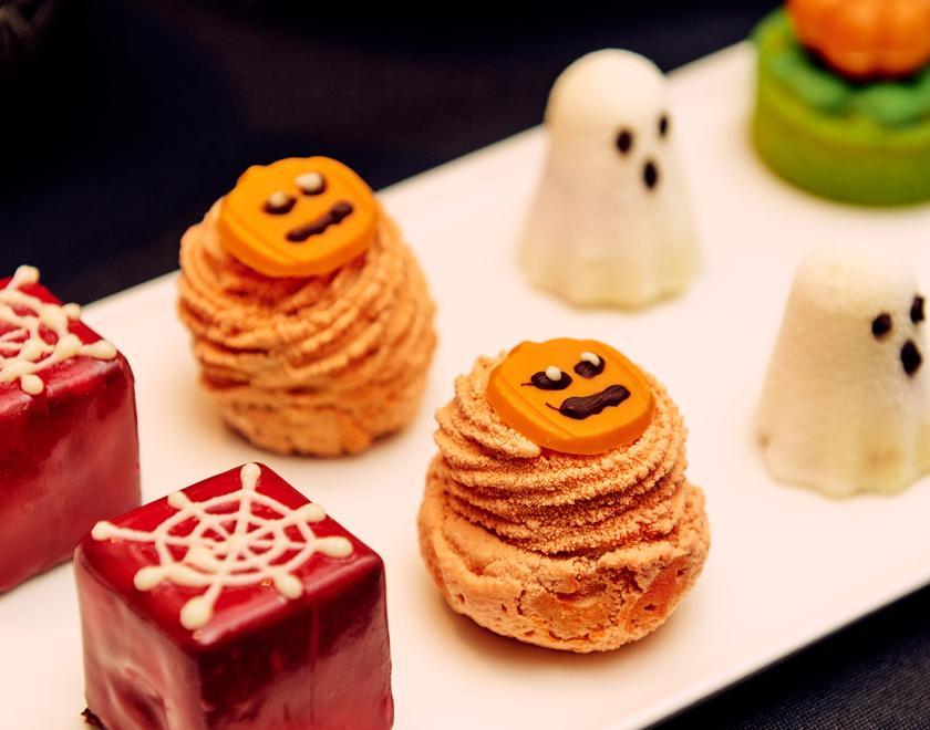 Halloween-themed mini cakes