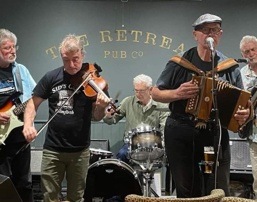 Folk ban HybridPIG on stage at the Retreat