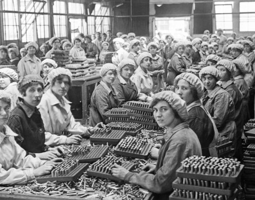 munition workers in World War One