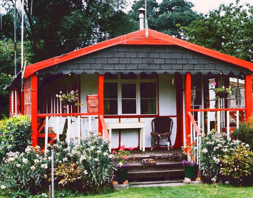 A former railway carriage in River Gardens, Purley, converted into a house